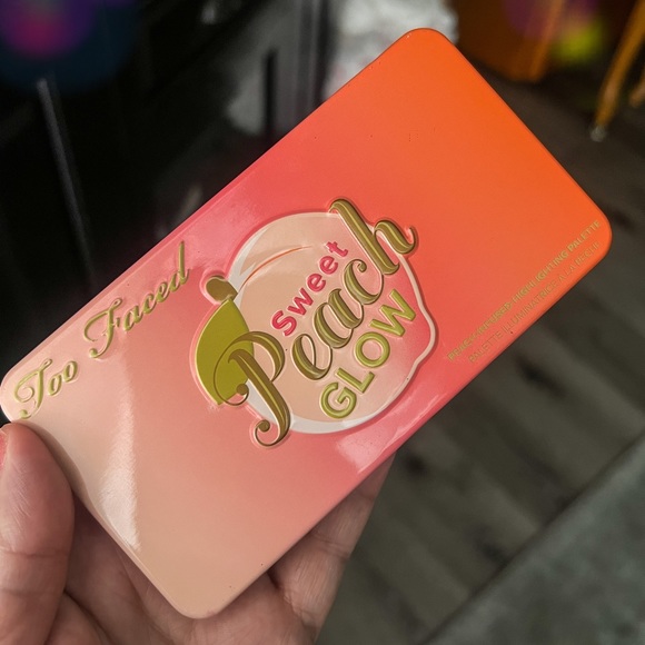 Too Faced Sweet Peach Glow Blush Pallet - Picture 3 of 5